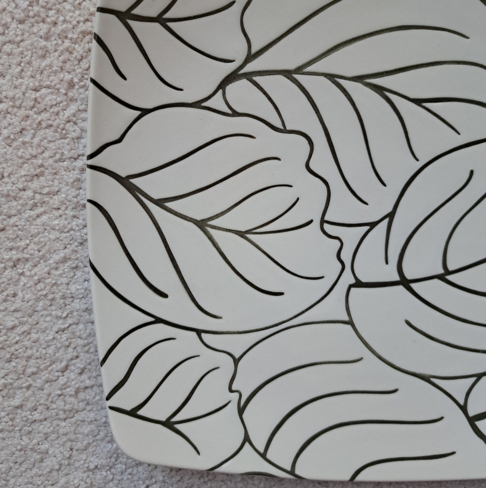 BRAND NEW serving dish with leaf engraving - Picture 3 of 4